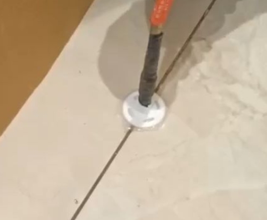 三江瓷砖空鼓维修公司专业解答瓷砖在铺贴过程中，如果没有涂抹均匀到位的粘结材料（如水泥砂浆或瓷砖胶），可能会导致以下问题