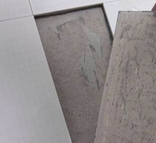 三江瓷砖空鼓维修公司分享瓷砖铺贴时如果打浆（即涂抹在瓷砖背面和基层上的砂浆或瓷砖胶）过少，会带来以下问题